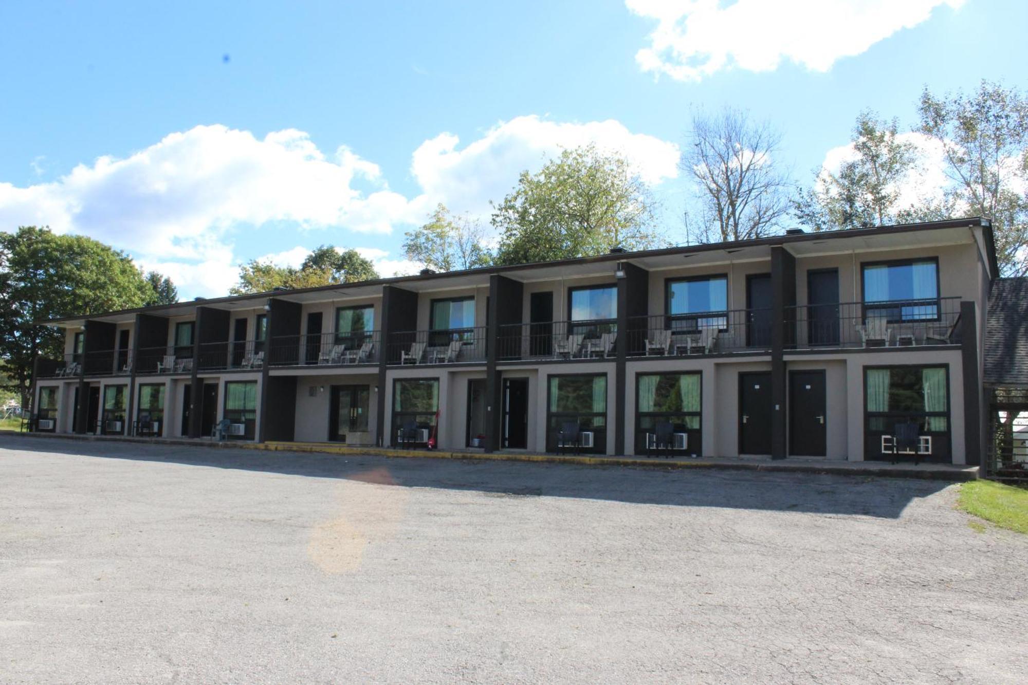 & Motel Bancroft